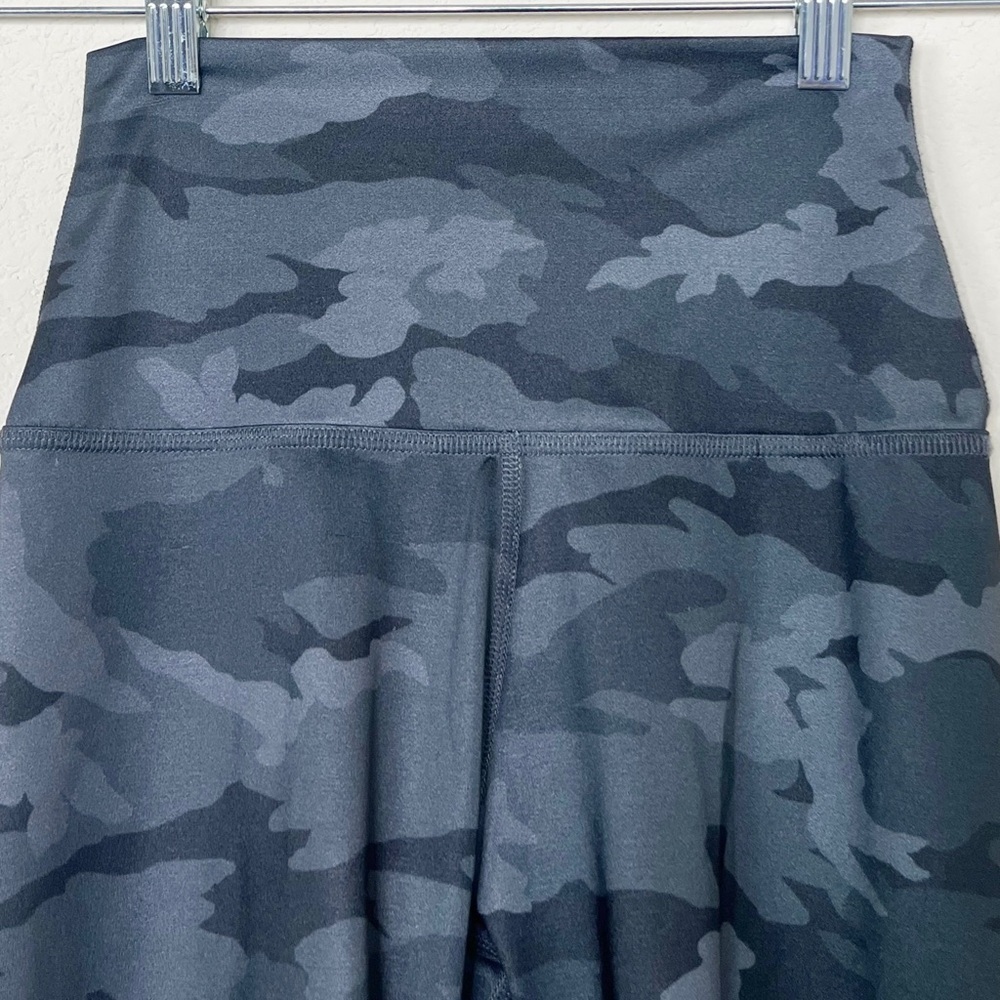 Beyond Yoga Spacedye Printed High Waisted‎ Biker Shorts in Silver Mist Camo - Picture 2 of 10